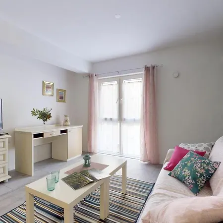 Mirta Deluxe: Seaside Serenity Apartment