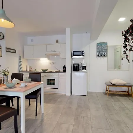 Apartment Mirta Deluxe: Seaside Serenity