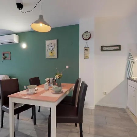 Mirta Deluxe Superior 5 Star Apartment, Your Piece Of Heaven By The Sea & Park, With Sea & Park View