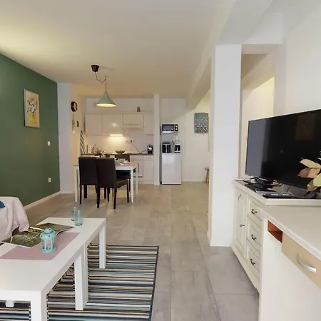 Mirta Deluxe: Seaside Serenity Apartment