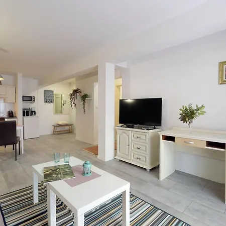 Mirta Deluxe: Seaside Serenity Apartment