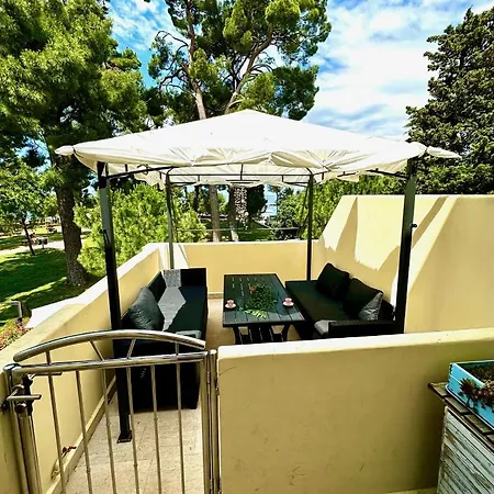 Apartment Mirta Deluxe: Seaside Serenity *